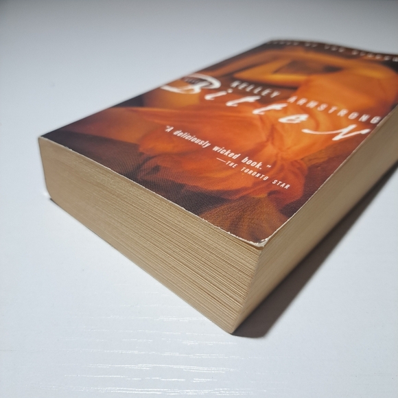 Bitten by Kelley Armstrong Paperback Book - Picture 3 of 7